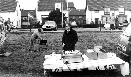 Personen uit Dorp
Wijk aan Zee 1980 Slager J. Welling op de dorps weide
Keywords: waz