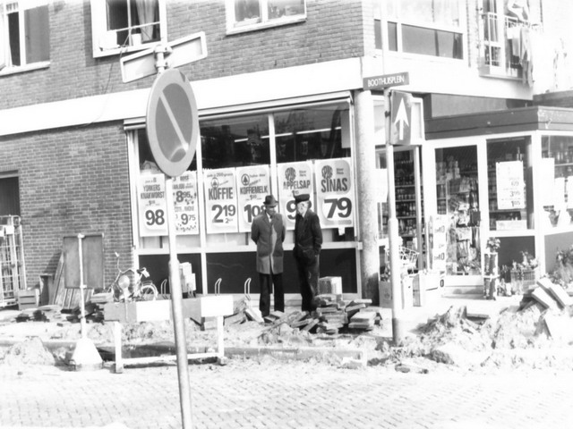 Personen uit Dorp
Dhr. J. v.d. Meij - Dhr. T Offenberg bij de Spar hang ouderen toen ook al. 1975 

eigen foto
Keywords: waz personen meij offenberg