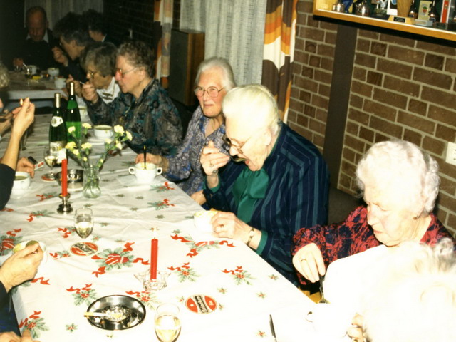 Personen uit Dorp
De oudjes in de Moriaan voor de Bingo middag 1989
mervr Bruineberg en mevr Bodewes.

Keywords: waz personen bruineberg bodewes