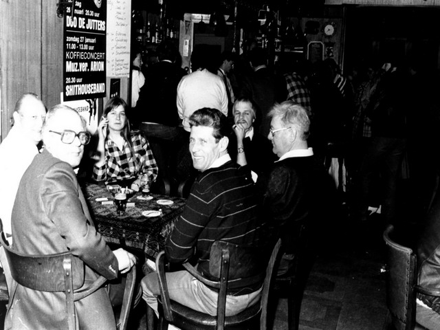 personen uit dorp
De stam tafel in Cafe de Zon  met Brasser, Joep Valkhoff en Wim Bruineberg.

eigen foto
Keywords: waz personen brasser valkhoff bruineberg
