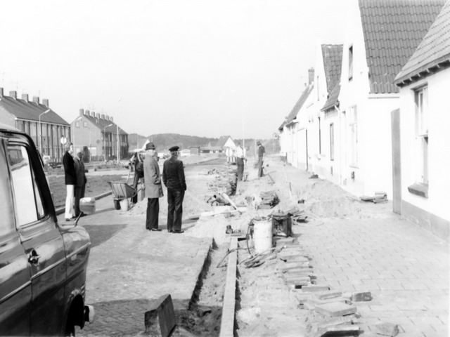 Stetweg
De vernieuwing van de Stetweg in 1975 op de foto dhr. J. vd. Meij en T. Offenberg

De huisjes op de Stetweg zijn oude visserswoningen nu 2009 niet veel meer van over.
eigen foto
Keywords: stetweg waz