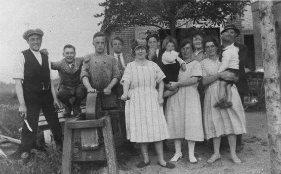 personen uit dorp
In de tuin van de Slagerij met o.a. van Eck, Bakker, Weling. 1924
Keywords: personen waz