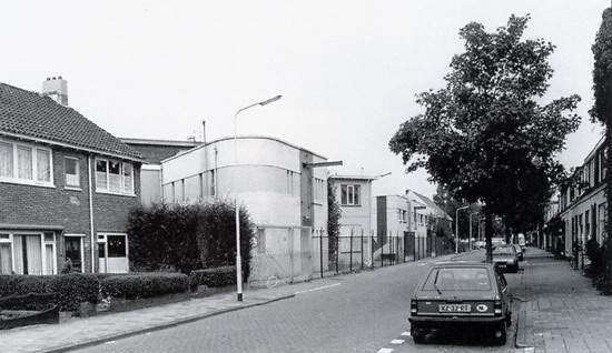 Grote Houtweg Ceta Bever 1990
GROTE HOUTWEG   CETABEVER

Wat in 1920 begon als "de Vereenigde Chemische Fabrieken CetaBever" in een bollenschuur in Beverwijk, is uitgegroeid tot een modern concern dat opereert als zelfstandig onderdeel van Akzo Nobel Decorative Coatings bv. De oprichters waren de heren De Lange, Van Steenhoven Sr. en Rozendaal. De naam CetaBever ontstond door de naam van één van de dochters van Van Steenhoven: Greta. Toen ze klein was verbasterde ze dit zelf tot Ceta en met 'Bever' van Beverwijk was een sterk merk geboren. De reclame-slogan; ” Velpon lijmt alles” met de doe-het-zelfde bever in werkbroek was destijds een wereldberoemde verschijning, die mogelijk model heeft gestaan voor Ed en Willem bever uit de Fabeltjeskrant.  In 1963 werd het bedrijf overgenomen door Sikkens en werd het gesloten en gesloopt. Tegenwoordig is Ceta-Bever de merknaam van Akzonobel. 


Bron: Boek “Dit was Beverwijk”, auteurs: J.M. Van der Linden/ W. A. Spruit                 
Bewerking: Co Backer                                                             


foto: Jan de Swart
Keywords: bwijk Grote Houtweg