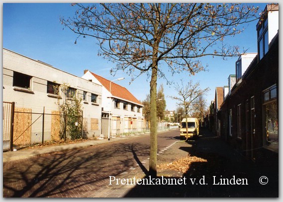 Grote Houtweg
GROTE HOUTWEG   CETABEVER

Wat in 1920 begon als "de Vereenigde Chemische Fabrieken CetaBever" in een bollenschuur in Beverwijk, is uitgegroeid tot een modern concern dat opereert als zelfstandig onderdeel van Akzo Nobel Decorative Coatings bv. De oprichters waren de heren De Lange, Van Steenhoven Sr. en Rozendaal. De naam CetaBever ontstond door de naam van één van de dochters van Van Steenhoven: Greta. Toen ze klein was verbasterde ze dit zelf tot Ceta en met 'Bever' van Beverwijk was een sterk merk geboren. De reclame-slogan; ” Velpon lijmt alles” met de doe-het-zelfde bever in werkbroek was destijds een wereldberoemde verschijning, die mogelijk model heeft gestaan voor Ed en Willem bever uit de Fabeltjeskrant.  In 1963 werd het bedrijf overgenomen door Sikkens en werd het gesloten en gesloopt. Tegenwoordig is Ceta-Bever de merknaam van Akzonobel. 

Bron: Boek “Dit was Beverwijk”, auteurs: J.M. Van der Linden/ W. A. Spruit                 
Bewerking: Co Backer                                                             
Keywords: bwijk grote houtweg ceta bever