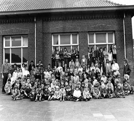 H Hartschool wijk aan zee
Groepsfoto van H Hartschooll  April 1982
Keywords: waz h hartschool