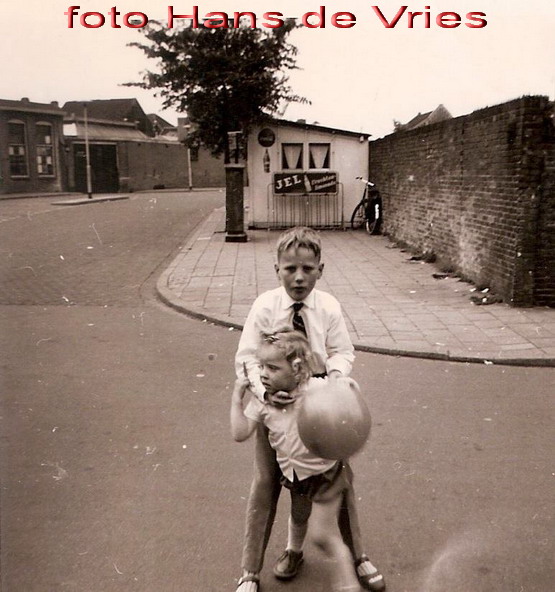 Fam Fotos 
Hoek Koningstraat-markt. Dit was het beeld vanuit ons huis. We keken uit op de zijkant van de patatkraam van de heer Limburg (Sr). Mijn broer Henk en ik speelden hier nog veilig op straat
Keywords: bwijk fam