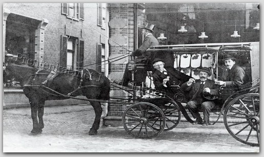 Personen
Op de hoek van de Nieuwstraat de heren J. Bisschop, W. Koopman en M. Moné       Foto Prentenkabinet J. v.d. Linden
Keywords: bwijk nieuwstraat bisschop koopman moné