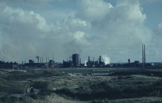 Hoogovens - Corus
Hoogovens te zien vanaf Paasduin begin jaren '70, de Oxystaalfabriek moet nog gebouwd worden.
Keywords: waz Hoogovens Corus