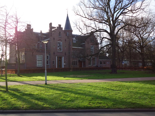 Huize Westerhout  4 mei 2015
Het monumentale pand op het Westerhoutplein 5 staat bekend als “Huize Westerhout”. In opdracht van Jhr. G.S. (Gerard Salomon) Boreel (burgemeester van Beverwijk (1882-1897) )werd deze villa in 1897 gebouwd. Architect was J.J.van Nieukerken (1854-1913). In 1905 werd er een uitbreiding gedaan (Westerhout 7). Jonkheer H. Boreel, van “Kennemergaarde” uit Santpoort, gaf in 1940 opdracht aan architect W.A.van Goja uit Zaandam voor uitbreiding tot dubbel landhuis met de naam “Huize Westerhout”. Er zijn toch nog enkele bijzonderheden te vertellen over dit landhuis. In de 17e eeuw stond dit landhuis meer naar het westen nabij de vijver van park Westerhout. Deze werd door de eerste eigenaar jonkheer Boreel gesloopt. In 1814 werd het landhuis op een nieuwe plek aan het huidige Westerhoutplein gezet. Het plein was toen nog wel volgebouwd met bijbehorende opstallen o.m. het koetshuis. De definitieve bestemming voor aan het Westerhoutplein kreeg het landgoed in 1897.     Het gebouw heeft vele bestemmingen gehad waaronder o.a. landhuis, vanaf 1964 tot 1998 als muziekschool, Radio Beverwijk heeft van 18 mei 1993 tot april 1996 haar uitzendingen hiervan uit verzorgd en na een renovatie in 2006 werd een deel van het gebouw ingericht als restaurant. Verder was er in het monumentale gebouw de Kunstuitleen Beverwijk gevestigd en werden er enkele malen per jaar bijeenkomsten gehouden door de Parksociëteit Kennemerland. Het monumentale pand staat nu leeg. De gemeente Beverwijk onderzoekt momenteel voor welk doel Huize Westerhout in de toekomst gebruikt kan worden.              

Foto’s : Prentenkabinet van der Linden/Co Backer
Tekst: Co Backer
Keywords: Bwijk Westerhout