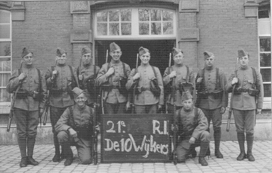 Personen uit beverwijk
Jan 1917, staand 4e van links, in het 21e R[1].I. (met 10 Wijkers)
Keywords: Personen bwijk