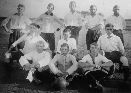 Voetbal in Beverwijk
Deze voetbalfoto is vermoedelijk begin jaren 30 gemaakt. Rechtsboven Coen Niesten, zijn broer Jan schuin voor hem, rechtsvoor Piet Dekker en in het midden met de bal Bul Duin (keeper). foto: Coen Niesten
Keywords: bwijk voetbal sport