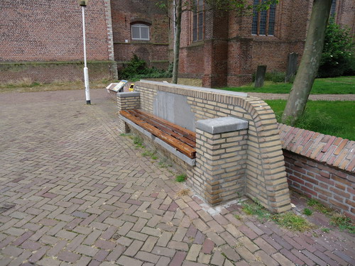 Jan de Windbank
Een van de meest bekende publieke banken in Beverwijk is de Jan de Wind- bank. Het is dan ook een zeer bekende bank, want er is wat op afgezoend. Vooral toen het in de zestiger jaren langs het wandelpad bij de kinderboerderij Ankie’s Hoeve werd geplaatst, bleek het een prachtige beschutte plek voor jong geliefden. Maar wie was Jan de Wind dat er een bank naar hem werd vernoemd? Jan maakte in 1874 deel uit van een uit 13.000 man bestaand Nederlands leger dat de opdracht kreeg het paleis van de Atjeense krijgsheer in te nemen. Vanwege zijn ‘moedige optreden’ tijdens deze bloederige oorlog, ontving Jan de hoogste Nederlandse militaire onderscheiding: de Militaire Willemsorde. En een bank dus. Helaas heeft de Wind nooit zelf op het bankje gezeten. Het initiatief voor de bank werd pas na zijn overlijden in 1924 genomen. Bedenker was de heer L.Th.slingerland die tevens het geld inzamelde voor het honorarium van de kunstenaar en de plaatsing van de bank. Oorspronkelijk stond het monument bij de Halve Maan, maar in 1960, na de renovatie van het Stationsplein, werd de bank gerenoveerd en verplaatst naar het wandelpad bij de kinderboerderij. In 1987 verhuisde de bank naar de Kerkstraat. Alleen de gedenkplaat en de zitplaats zijn nog origineel.     

Bron: Blik op Beeld, Tekstbureau Zonneveld & Thöne i.o.v. gemeente Beverwijk, 2006.
Foto en bewerking: Co Backer
Keywords: bwijk Openbare Kunstwerken