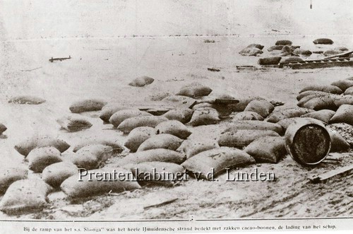 KNZHRN
De buit of de winst?  Cacaobonen aangespoel op strand komen van de stranding van de Shonga op 17 febr 1928 (zie filmpje)
www.dorusrijkers.nl/forum/read.php?2,5625,5625,quote=1
Keywords: waz boot