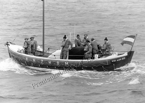 KNZHRM
Vaak ging de boot met genodigden er op uit ook bij deze foto zie je dat.
Keywords: waz boot