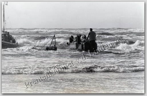 KNZHRM
Na de lancering van de boot de trekker met onderstel terug naar strand
Keywords: waz boot