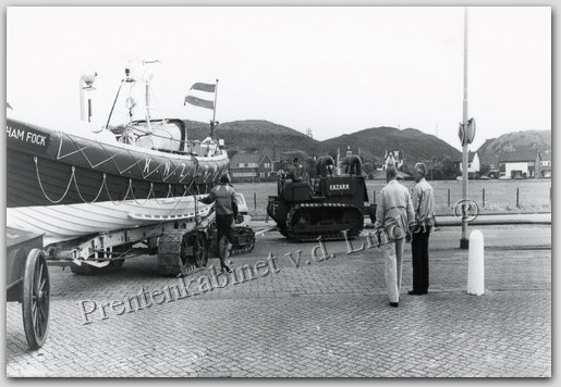 KNZHRM
De boot de weg naar zee als die langs huis reed stonden de ramen en de kopjes te trillen.
Keywords: waz boot