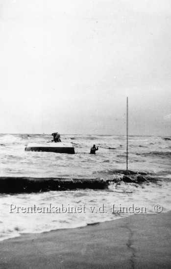 KNZHRM
anno 1952, boot op zn kop.
Keywords: waz boot