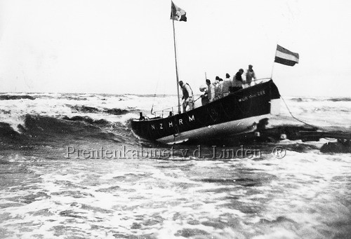 KNZHRM
anno 1952 boot duikt met zn neus de golven in.
Keywords: waz boot