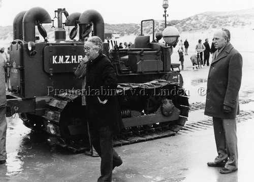 KNZHRM
anno 26-1-1968, met hr T. Hubers (burgemeester) en G Bol.
Keywords: waz boot