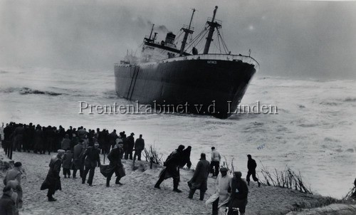 KNZHRM
 Het is lang geleden dat het Panamese vrachtschip Katingo in een zware storm komt en in de problemen raakt. Het 7000 ton metende vrachtschip was onderweg van Rotterdam naar Hamburg toen het stuurloos raakte en ten noorden van Egmond aan Zee thv Bergen vastliep op strand. Er staat op dat moment een zeer zware storm die toeneemt tot orkaankracht. De strandreddingboot kan onmogelijk uitvaren, vanuit Den Helder en IJmuiden zijn de havenreddingboten onderweg.

De wipperploeg van Egmond aan Zee weet onder hachelijke omstandigheden contact te maken met het in nood verkerende schip. Door middel van seinen wordt duidelijk dat bemanning nog niet van boord wil omdat het te donker is om een goede verbinding te maken. Ondertussen zijn de reddingboten van Den Helder en IJmuiden teruggeroepen omdat de Katingo te hoog op strand ligt. Als het licht begint te worden haalt de Egmondse Wipperploeg 30 bemanningsleden van boord met behulp van het Wippertoestel. Als het licht is geworden blijkt ook pas hoe hard het gewaaid heeft die nacht, de verf van de koplampen van de Wippertruck is geheel verdwenen.

De Katingo zou nog enkele maanden op het strand blijven liggen omdat het weer telkens te slecht was. De Katingo wordt op 20 februari 1955 door de Wijsmuller sleepboten Stentor, Cycloop, Hector en Nester vlot getrokken en naar Rotterdam gesleept.

Keywords: waz katingo boot