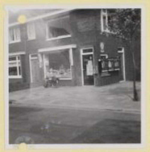 Populierenlaan
Kapper roemer met sigarettenautomaat
foto: 1964
Keywords: Bwijk Populierenlaan