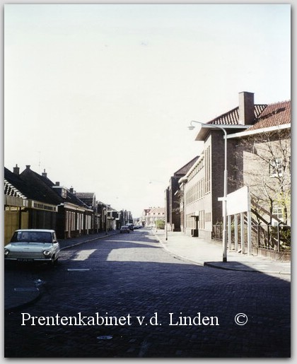 Kees Delfsweg
Beverwijk kent al sinds mensenheugenis voortgezet onderwijs. In 1922 werd de rooms-katholieke jongensschool voor ULO gesticht aan de Keesdelfsweg 5. Het zilveren jubileum van de school, onder patronaat van sint Willibrordus, werd gevierd in 1947, ondermeer met de uitvoering van de MULO-mars op tekst van de heer P.Eggermont. De school werd de buurjongen van de in 1906 gestichte Bisschoppelijke Kweekschool aan de Baanstraat. Op de foto ziet u ’n groot gedeelte van deze ULO-school.  

Bron: Boek “Dit was Beverwijk”, auteurs: J.M. Van der Linden/ W. A. Spruit                 
Bewerking: Co Backer
Keywords: bwijk kees delfsweg