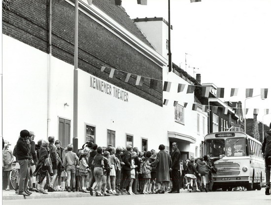 Zeestraat
Kennemer Theater in de Zeestraat,  Het zal wel een kindervoorstelling zijn, 1963 

foto: Patrick Schelvis
Keywords: bwijk zeestraat Kennemertheater