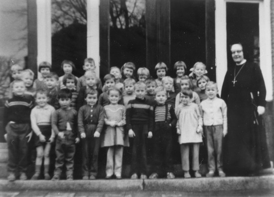 De kleuterschool Santa Maria
Hier een foto van een klas van de kleuterschool Santa Maria in de Koningsstraat. Het zou dan om het jaar 1957-1958 gaan. Dat was ook mijn schooljaar daar. Omdat ik er zelf niet op sta hoop ik dat anderen zichzelf of een bekende herkennen en meer duidelijkheid kunnen geven over de foto.\r\nAchteraan bij de raamstijl staat Frans Schram.

Foto: Coen Niesten
Keywords: kleuterschool bwijk koningstraat