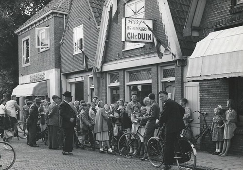 Kloosterstraat
In de rij bij Chris Duin voor een broek van 1 cent
Keywords: Bwijk Kloosterstraat