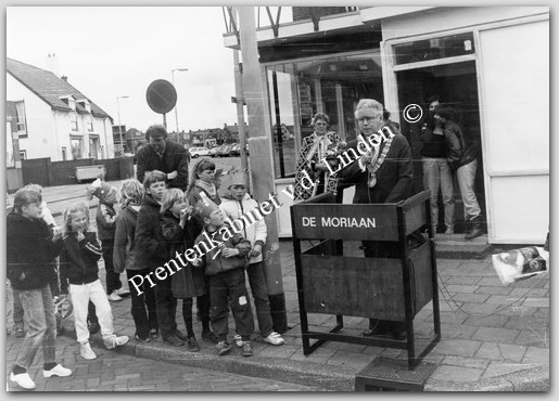 koninginnedag
Koninginnedag 1978 Burgemeester Hubers voor VVV gebouw op
Het Julianaplein
Keywords: waz koninginnedag hubers