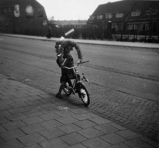 Personen uit Beverwijk
Sonja versierde  haar fiets op koninginnedag 1956 aan de Alkmaarseweg

foto: Sonja van Bommel
Keywords: personen bwijk Sonja van Bommel alkmaarseweg