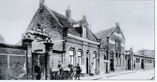 Koningstraat
Ingang van de sigarenfabriek Gebroeders Majoor aan de Koningstraat. In het huis woonde de portier. Rechts hiervan staat een pakhuis.

foto: Jan de Swart
Keywords: Koningstraat bwijk majoor