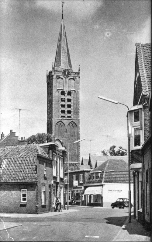 Koningstraat
De fotograaf heeft waarschijnlijk voor de kleuterschool gestaan en je kijkt vanuit de Koningstraat uit op de Wijkertoren.
Links kun je de bakkerij van Timmer zien. Rechts was een kolenhandel. Deze foto hangt bij mij in de gang, ik ben al 16jr Beverwijk uit maar de Wijkertoren wil ik kunnen blijven 'zien'. 

foto. Coen Niesten
Keywords: Koningstraat bwijk wijkertoren