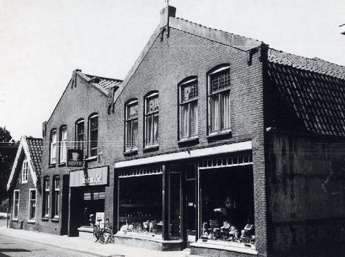 Koningstraat
Koningstraat met winkel van Fam. Ratel, daar kon je echt van alles kopen.
Keywords: Koningstraat bwijk