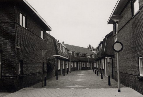 Koolstraat
In het boek “Dit was Beverwijk”staat onder de foto van de Koolstraat de navolgende tekst: “De Koolstraat tussen C.H. Moensplein en de C.H. Moensstraat. Een kleine, intieme straat in het centrum van de stad”. Het is het minst gefotografeerde straatje van Beverwijk.  
Aan het karakter van dit kleine straat is weinig veranderd (alleen een lantaarnpaal met een nieuw bord is verplaatst). De Koolstraat heette vroeger Schoolstraat.

Bron: boek “Dit was Beverwijk”, auteurs: J.M. Van der Linden/ W. A. Spruit                 
Bewerking: Co Backer

Keywords: bwijk Koolstraat