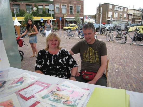 Personen uit dorp
Kunstmarkt 2007 op het Julianaplein.
foto: W vd Elzen
Keywords: Kunstmarkt Julianaplein waz