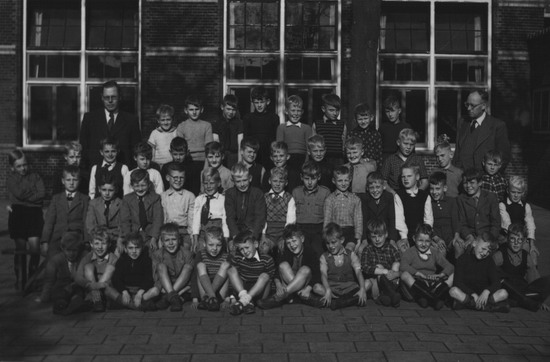 st Bavoschool in de Hobbesteeg
Dit is een klassenfoto van de st Bavoschool in de Hobbesteeg, met als meester de heer Twaalfhoven.

Dit is ongeveer in 1954

Foto: Leo van Bastelaar
Keywords: Hobbesteeg bwijk