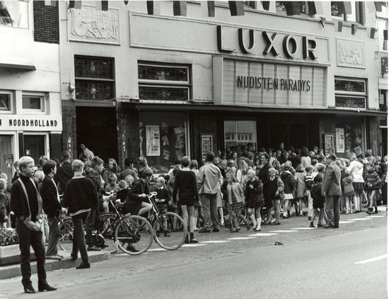 Zeestraat - Luxor 1963
Luxor Theater in de Breestraat. Waar voor staan we hier? 1963.

foto: Patrick Schelvis
Keywords: bwijk Zeestraat