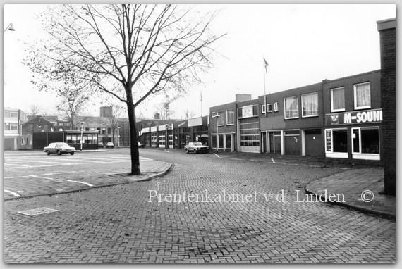 markt beverwijk
In 1951 werd in Beverwijk een goederenmarkt ingesteld. Deze markt vond hier op de woensdag plaats. In 1955 verleende de gemeenteraad een krediet voor de riolering en bestrating en kreeg het terrein niet alleen zijn huidige vorm, maar werd tevens besloten het de naam Markt te geven. De goederenmarkt neemt al vanaf de Middeleeuwen een belangrijke plaats in. Beverwijk kreeg op 19 juni 1276 ook officieel het recht om elke dinsdag een markt te houden. Graaf Floris V had hiertoe besloten. Het recht was echt een privilege en werd niet zomaar verleend, slechts dan wanneer een plaats een zekere economische ontwikkeling had bereikt. Er kon worden verkocht en verkocht. Graaf Jan de Eerste verleende Beverwijk in 1928 stadsrechten en daarmee tevens toestemming om twee keer per jaar een grote vrijmarkt te houden. In 2002 begon het bouwen van de appartementen wat betekende dat de markt verplaatst werd naar het parkeerterrein achter de Beverhof. De foto is uit november 1985.

Bron: boek “Dit was Beverwijk”, auteurs: J.M. Van der Linden/ W. A. Spruit    
Bewerking: Co Backer

foto J. v.d. Linden
Keywords: bwijk markt