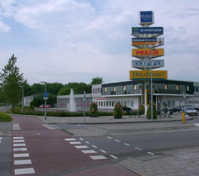 Spoorsingel Marloterrein
Niet ver van de huidige Spoorsingel kwam vlak voor de Tweede Wereldoorlog van Haarlem naar Beverwijk de Koninklijke Fabriek van Rijtuigen en Spoorwagens J.J.Beijnes N.V. Een bedrijfsgebouw, ontworpen door architecten B. Merkelbach en P.Elling, dat de drie hallen is verdeeld: één voor de metaalbouw, één voor de montage en een hal voor de houtbewerking, met aansluitend een kleine werkplaats als stoffeerderij. Opvallend aan de constructie is het ramencomplex op de daken. Deze bovenlichten zijn zodanig geplaatst, dat er steeds zonlicht naar binnen kan vallen. In 1963 sluit de fabriek en worden de gronden gekocht door Hoogovens.  De Lts St.Eloy heeft het gebouw kort gebruikt voor de opleidingen automonteur en plaatwerker. Het complex krijgt in 1970 de naam  Aagtenhof. Inmiddels is er een woonwijk gerealiseerd en floreert er het MarLo Center van de Beverwijkse ondernemer Loek Scholten, met vestigingen zoals Gamma, Praxis, Deka en Action. 

Bron: boek “Dit was Beverwijk”, auteurs: J.M. Van der Linden/ W. A. Spruit                 
Bewerking: Co Backer

Keywords: bwijk Spoorsingel Marloterrein