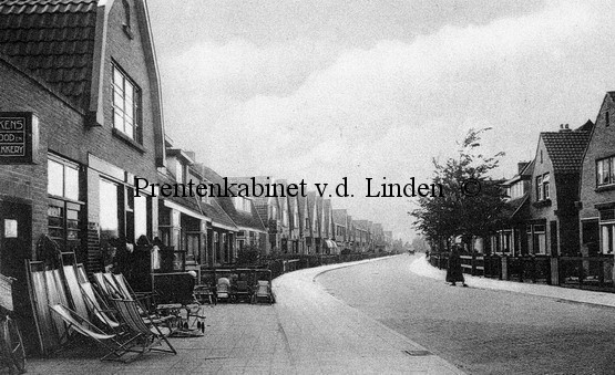 Cornelis Matersweg
De foto toont ons de Cornelis Matersweg aan het begin op de hoek van de Boeweg. Het geeft ons een kijk op een tweetal winkels en wel van Bakker Hienkens en van de galanteriezaak van Kors, die zoals men ziet ruim gesorteerd was in ligstoelen. De woningen aan de Cornelis Matersweg dateren uit het eind van de twintiger jaren en het waren betaalbare eigen woningen. Dit alles kwam tot stand dankzij een initiatief van Maters, die raadslid was voor de S.D.A.P. (thans P.v.d.A.) in Beverwijk. Maters was een vooruitstrevend burger, die veel voor de regio betekende en o.a. Sihi Maters oprichtte. Op de oude foto een lege straat zonder enig verkeer. U ziet op de foto rechts dat na de renovatie van de straat verkeer nu nauwelijks mogelijk is, want al het geparkeerde blik staat in de weg.

Bron: boek “Dit was Beverwijk”, auteurs: J.M. Van der Linden/ W. A. Spruit                 
Bewerking: Co Backer
Keywords: bwijk matersweg