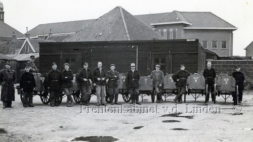 Personen
Medewerkers Gem. Reiniging 1952 de foto is genomen op het Moensplein, op de achtergrond is de school aan de Kees Delfsweg te zien. v.l.n.r. J. van Rijn, Niesten, Henk v.d. Pol, W. van Balen, NN,Theo Wernke, J. de Dood, G. Suanet, NN, NN, Zonneveldt, NN.   
Foto: J. Versteeg
Keywords: bwijk rijn niesten v.d. pol balen wernke de dood suanet zonneveldt