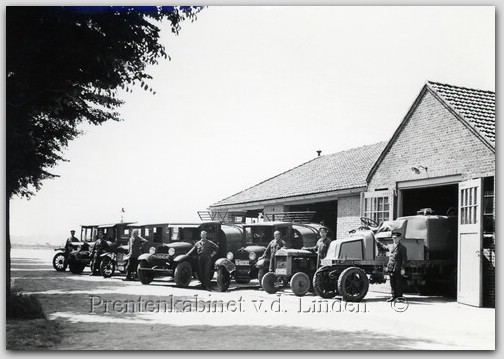 Personen
Medewerkers Gem Beverwijk 1933 v.r.n.l. G. Steijn, v.d Werf, J Versluis, Pletting,NN, G. Galesloot, G.Taffijn      Foto: J. Versteeg
Keywords: bwijk steijn v.d. werf versluis pletting galesloot taffijn