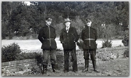 Personen
1953  medewerkers algem. begraafplaats Duinrust. Gilles Doesburg, A. Berghuis, Jan de Ruiter      foto: J. versteeg
Keywords: bwijk doesburg bergkamp de ruiter