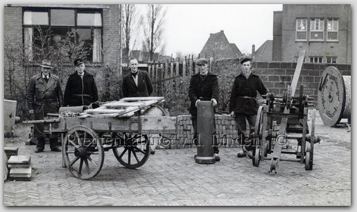 Personen
Medewerkers Gem. Beverwijk 1953 v.l.n.r. Opz. Leen Kneppers, Arnold Ellens, Gerrit Grapendaal, Cor Bakkum, Theo Wernke    foto: J. versteeg
Keywords: bwijk kneppers ellens grapendaal bakkum wernke