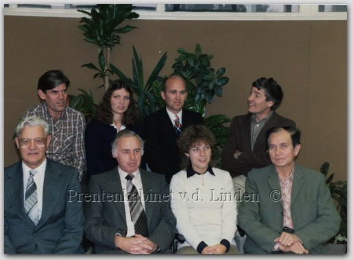 Personen
Mederwerkers Gemeente Beverwijk afd. Boekhouding staand vlnr. L. van Vuuren, Annemiek Commadeur, F.C. v.d. Berg, W.P.J. Adrichem.  zittend vlnr. B. Wortman, J. Mooij, Jeddy Huijsmans, E.F. van Ligten.
Keywords: bwijk vuuren commadeur berg adrichem wortman mooij huijsmans ligten