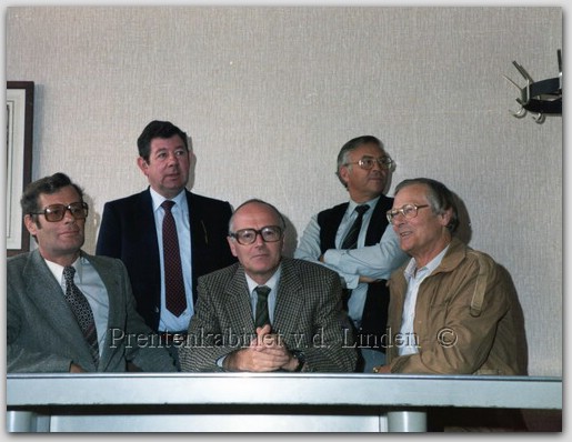 Personen
Medewerkers Gemeente Beverwijk Bouw  & Woningtoezicht 1980 staand vlnr W. Reinders, J.H.N.M. Braun zittend vlnr A. Bolten, J.D. Goedhars, N.J. van Geldorp.    foto J. Versteeg.
Keywords: bwijk reinders braun bolten goedhars geldorp