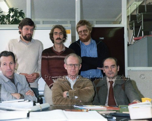 Personen
Medewerkers Gemeente Beverwijk afd. Bouwkunde staand vlnr. C.W. Spaargaren, E.J. Schuit, J.W. Borst, zittend vlnr. G.C. Stam, C.R. Raateland, IJ.N.J. van Amsterdam.   foto J. Versteeg
Keywords: bwijk spaargaren schuit borst stam raateland amsterdam