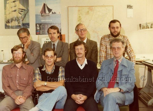 Personen
Medewerkers Gemeente Beverwijk afd. Grondbedrijf & Landmeten 1980 staand vlnr. C.J.P. Tromp, R. Glass, M. Vermeij, H. Timmer, zittend vlnr. W. van Hekezen, R. Gerlofsma, J.B. Claus, C.S. Hollander      foto J. Versteeg
Keywords: bwijk tromp glass vermeij timmer hekezen gerlofsma claus hollander