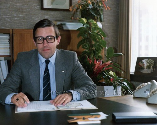 Personen
Medewerker Gemeente Beverwijk 1980 Directeur Ir. G.J.A. Hille   foto J. Versteeg
Keywords: bwijk hille